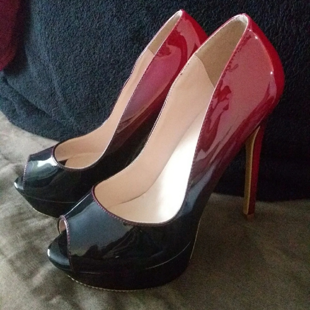 NWOT Ombre red to black peep toe heels